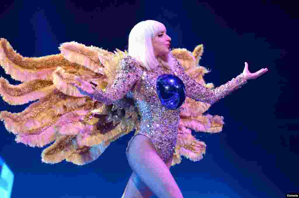Como un ángel Lady Gaga salió al escenario para dar inicio a su concierto ArtRave, en la capital de Estados Unidos.