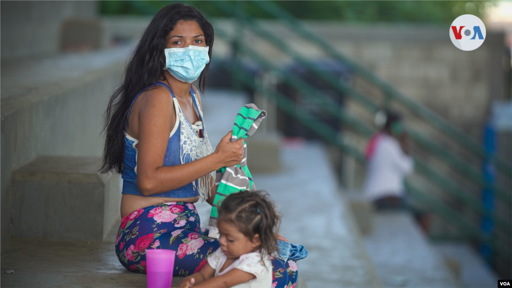 Muchas mujeres se encuentran solas con sus hijos en los albergues mientras sus parejas deciden quedarse del lado de La Victoria en Venezuela para cuidar sus pertenencias.