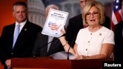 La representante Diane Black, republicana por Tennessee, anuncia el plan de presupuesto 2018 en el Capitolio, el pasado 18 de julio. El senado aprobó el jueves una versión similar de ese plan.