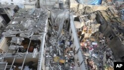 加沙南部一处建筑物被炸后的情景。（美联社2023年12月14日）