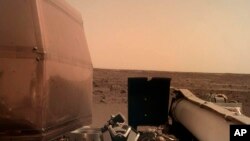 26일 화성에 착륙한 나사(NASA)의 '인사이트호'가 찍은 화성의 모습. NASA 