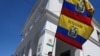 Un hombre ondea las banderas nacionales de Ecuador frente al palacio presidencial después de que el presidente Guillermo Lasso, disolviera la Asamblea Nacional por decreto el 17 de mayo de 2023.