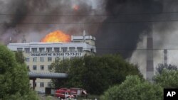Asap hitam dan nyala api membumbung ke atas pembangkit listrik, di Mytishchi, luar Moskow, Rusia, Kamis, 11 Juli 2019. (Sergey Vedyashkin, Moscow News Agency photo via AP)