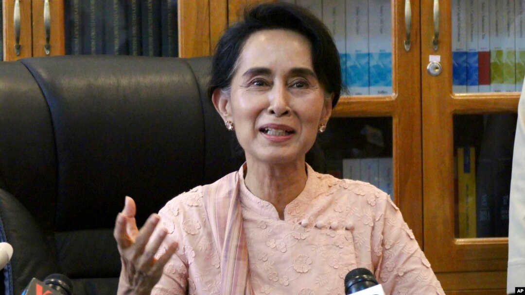Myanmar opposition leader Aung San Suu Kyi speaks to journalists during a press conference at a parliament building, April 9, 2015 in Naypyidaw, Myanmar.