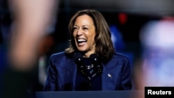 Calon presiden dari Partai Demokrat, Wakil Presiden Amerika Serikat Kamala Harris, dalam kampanye di Universitas Negeri Michigan di East Lansing, Michigan, Amerika, 3 November 2024. (Carlos Osorio/REUTERS)