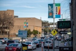 ARCHIVO - Autos esperan un cambio de luz en un semáforo en la calle 7 de Austin, Texas, luego de que el festival de música y tecnología SXSW fuera cancelado por preocupaciones del coronavirus. Marzo 6 de 2020.