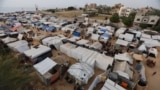 یک کمپ مهاجرین بیجا شده فلسطینی که روی هراس از حمله زمینی اسراییل بر رفح در منطقه دیر البلا در مرکز غزه، ایجاد شده است.