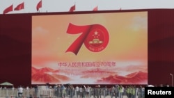 中國北京天安門廣場樹立的慶祝中共建政70周年的巨型屏幕。（2019年9月26日）