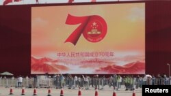 中国北京天安门广场树立的庆祝中共建政70周年的巨型屏幕。（2019年9月26日）