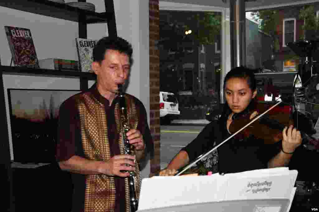 Musicians perform at a Washington, DC fundraiser and silent auction organized by Caring for Cambodia, a non-profit to help support 21 impoverished schools in Cambodia&#39;s Siem Reap province, May 4, 2017. (VOA Khmer)