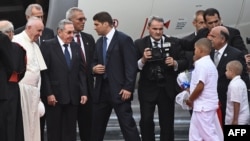 Le Pape François aux côtés du président cubain Raul Castro à son arrivée à l'aéroport de la Havane, le 19 septembre 2015. (Photo Afp)