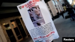 资料照片：纽约市曼哈顿43街一座公寓楼外张贴的纽约市警察局在一名亚裔女子2021年3月29日在街头遇袭后发出的通缉告示。(2021年3月30日)