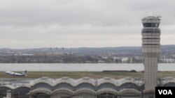 También ocurrió recientemente en el Aeropuerto Nacional Ronald Reagan, en Washington D.C.