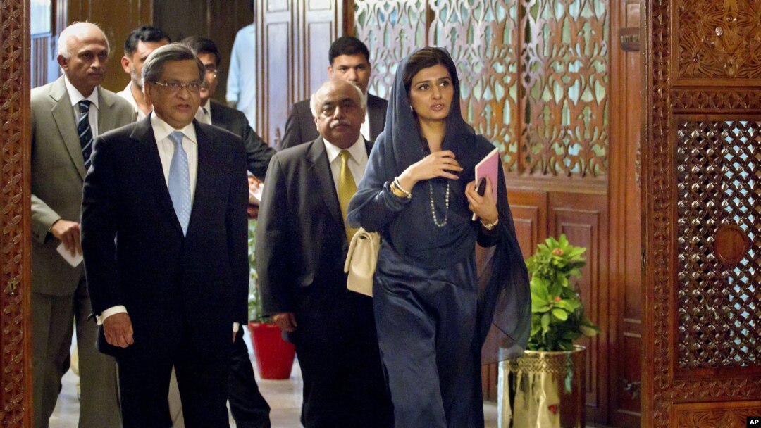 Ngoại trưởng Ấn Ðộ S.M. Krishna (trái) và Ngoại trưởng Pakistan Hina Rabbani Khar (phải) trước cuộc họp ở Islamabad, Pakistan, ngày 8/9/2012. 
