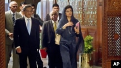 Indian Foreign Minister S.M. Krishna, left, and his Pakistani counterpart Hina Rabbani Khar, right, arrive for a meeting in Islamabad, Pakistan, September 8, 2012. 