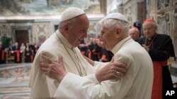 Le Pape François, à gauche, et le pape retraité Benoît XVI lors de la ceremonie de son 65e anniversaire au Vatican, le 28 2016. 