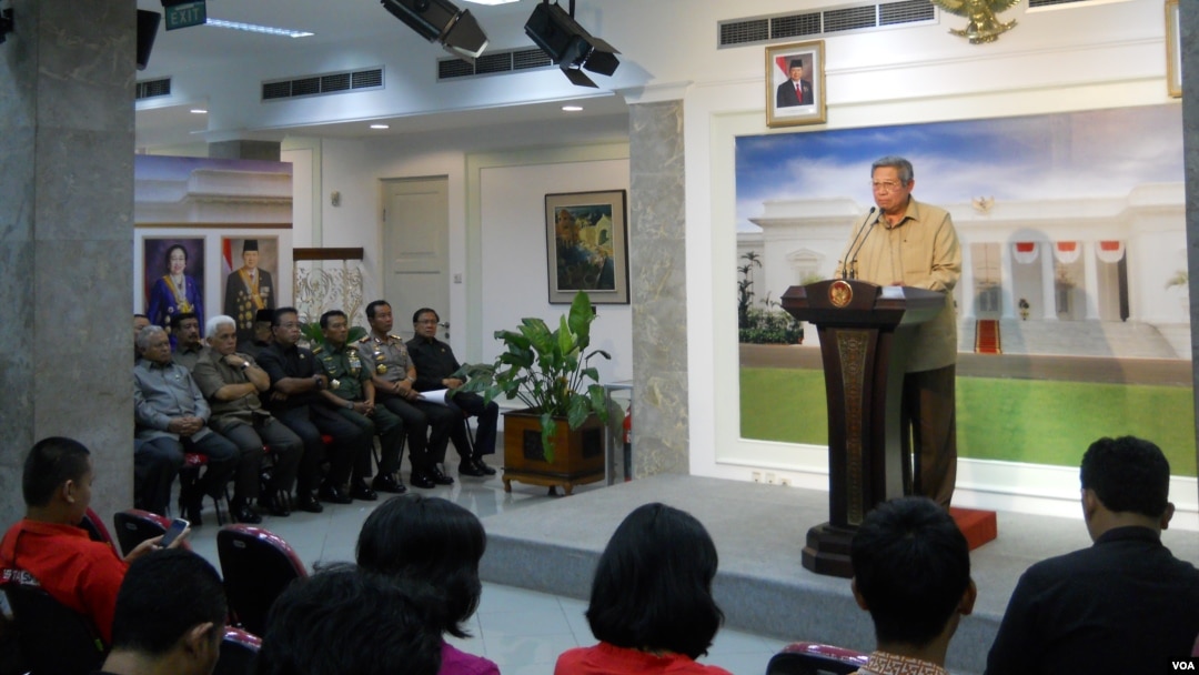Presiden SBY memberikan pidato usai rapat terbatas pemilu, sehari menjelang pemilu legislatif di Jakarta, Selasa 8 April 2014 (foto: VOA/Andylala).