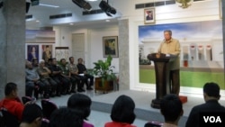 Presiden SBY memberikan pidato usai rapat terbatas pemilu, sehari menjelang pemilu legislatif di Jakarta, Selasa 8 April 2014 (foto: VOA/Andylala).