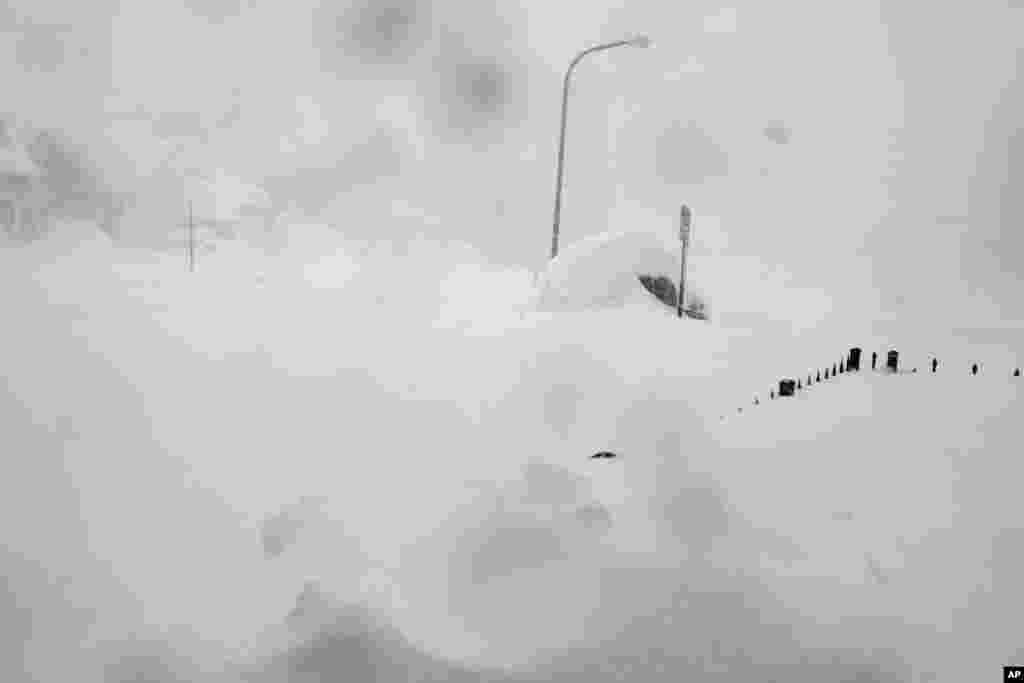 Une tempête de neige s&rsquo;est abattue sur Buffalo pour la troisième journée consécutive causant plus de misère à une ville déjà enterrée par une tombée de neige meurtrière qui pourrait laisser quelques zones avec près de 2,5 mètres de neige.