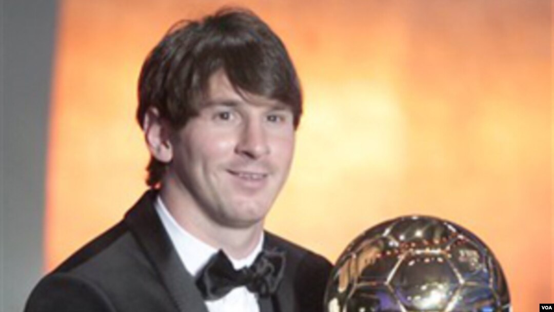 Bintang sepakbola Argentina Lionel Messi memegang Piala Bola Emas FIFA dalam acara di Zurich, Swiss, hari Senin (10/1).