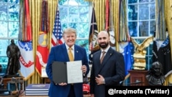 گریگور در هاکوپیان، سفیر عراق در ایالات متحده، استوارنامه خود را به دونالد ترامپ، رئیس جمهوری آمریکا، تقدیم کرد. (۲۶ شهریور ۱۴۰۵)