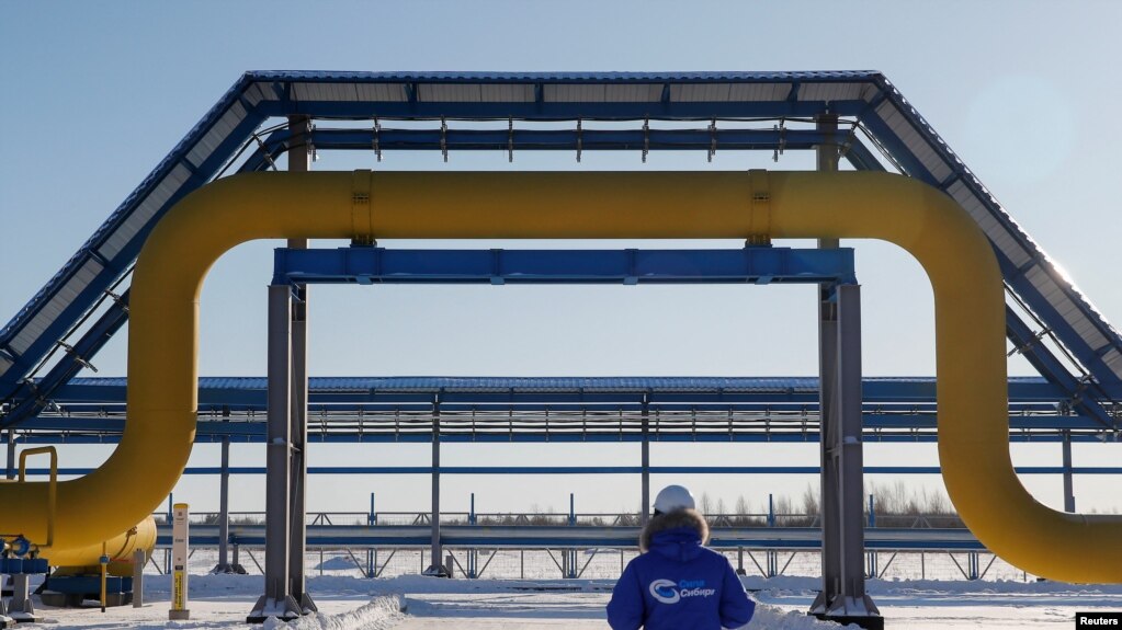 Seorang teknisi Gazprom memeriksa pipa-pipa gas Rusia di Svobodny, Siberia-Rusia (foto: dok).