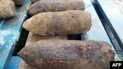 Bekas bom Perang Dunia II ditemukan di Desa Tepa, di Wallis dan Futuna wilayah Perancis di barat daya Pasifik, 2 Januari 2015.