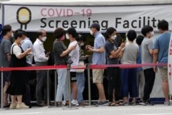 Antrean tes COVID-19 di Pusat Kesehatan Masyarakat di Seoul, Korea Selatan, 9 Juli 2021.