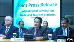 Dari kiri ke kanan, Kepala Statistik Perdagangan Internasional Bidang Jasa Asia Pasifik Karoly Kovacs, Ketua BPS Suryamin dan Direktur Integrasi Pasar ASEAN Subash Bose Pillai. (VOA/Iris Gera)