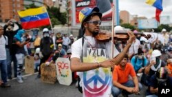 Con sombrías interpretaciones del himno nacional de Venezuela en medio de los gases lacrimógenos y lluvias de balas de goma, el violinista se convirtió en un símbolo del movimiento antigubernamental.