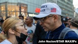 Partidarios y opositores del presidente Donald Trump chocan en un evento en la Plaza Herald de Nueva York, el 24 de octubre de 2020.