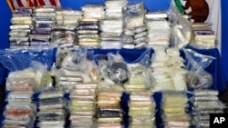 资料照片：美国司法部提供的未注明日期的照片显示当局缴获的非法药物。