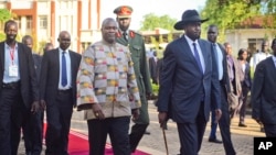 Riek Machar (esquerda) e Salva Kiir (direita)