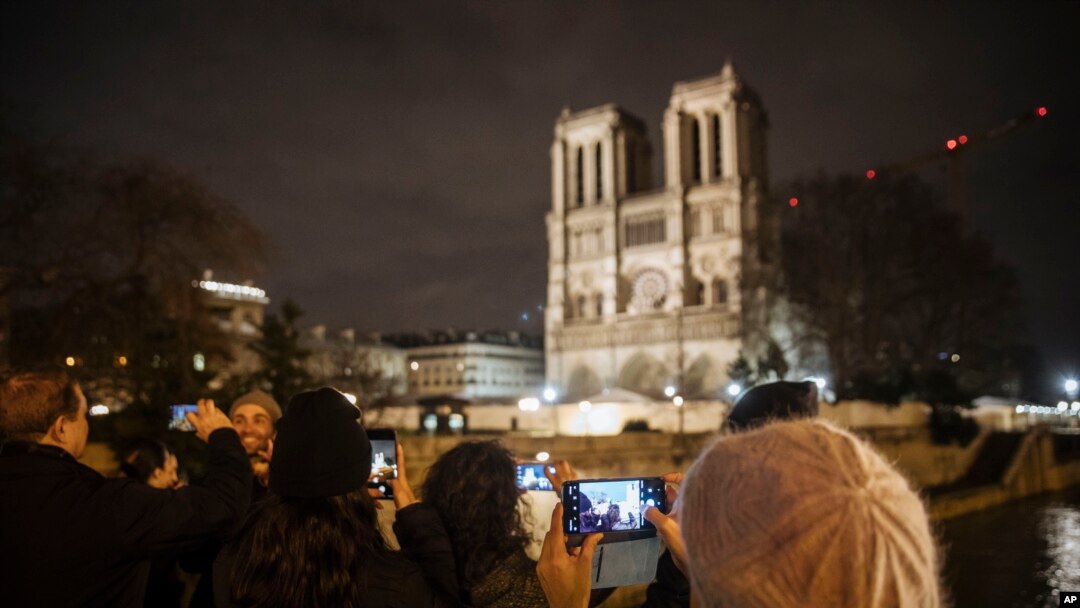 Katedral Notre Dame, Paris, 23 Desember 2019. (AP Photo/Kamil Zihnioglu)