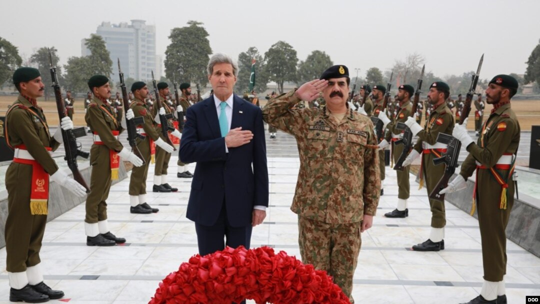 John Kerry dengan panglima angkatan darat Pakistan Raheel Sharif dalam kunjungannya ke Islamabad (13/1).