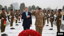 John Kerry dengan panglima angkatan darat Pakistan Raheel Sharif dalam kunjungannya ke Islamabad (13/1).