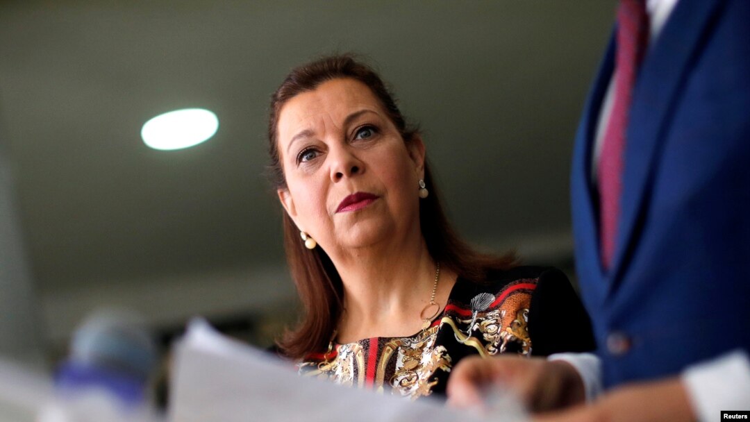 La embajadora del gobierno interino, María Teresa Belandria, recordó que cualquier comunicación que no emana de la representación del gobierno interino “es falsa y constituye una indebida usurpación de funciones”.