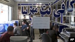 Warga Iran mengakses internet di sebuat kafe internet di Teheran (foto: ilustrasi). 