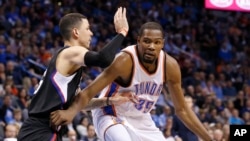 Kevin Durant d'OKC Thunder et Austin Rivers des Clippers de Los Angeles, Oklahoma City, le 9 mars 2016. (AP Photo/Sue Ogrocki)