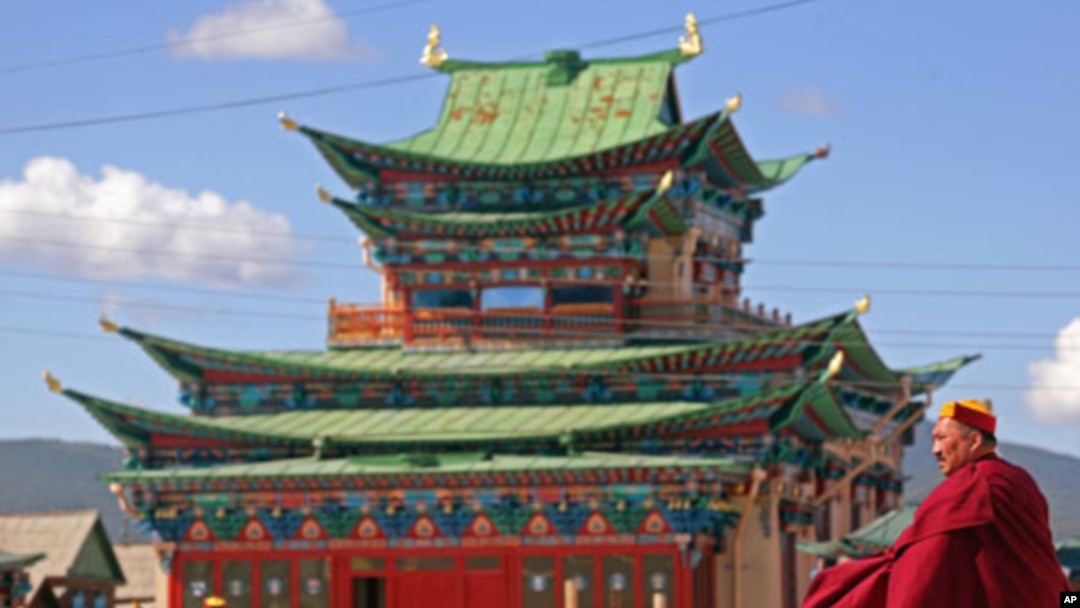 Buddhist monks walk near a Buddhist temple in Ulan Ude, about 70 kilometers southeast of Lake Baikal, July 31, 2008 (file photo)