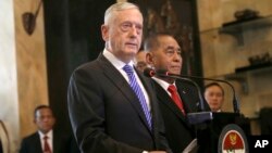 Menteri Pertahanan AS Jim Mattis dalam konferensi pers gabungan dengan Menteri Pertahanan Indonesia Ryamizard Ryacudu, kanan, setelah pertemuan di Jakarta, Selasa, 23 Januari 2018.