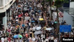 香港民众在香港主权移交纪念日举行游行反对港版国安法。（2020年7月1日）