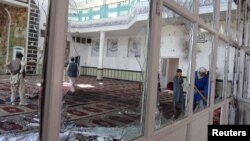 Un hombre limpia escombros del sitio de un atentado suicida en una mezquita chií en Gardéz, provincia de Paktia, Afganistán, sábado 4 de agosto de 2018. FOTO: REUTERS. Al día siguiente, un suicida talibán mató a tres soldados de la OTAN que patrullaban a pie cerca de la base militar de Bagram.