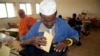 Un Djiboutien vote lors de la présidentielle à Djibouti, 8 avril 2011.