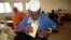 Un électeur exprime son vote lors d'une élection présidentielle à Djibouti, le 8 avril 2011. 