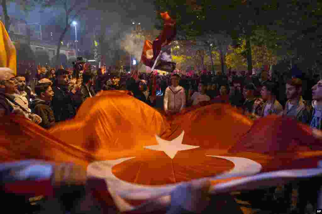 Поддржувачите на претседателот Реџеп Тајип Ердоган слават пред седиштето на АКП (Партијата на правдата и развојот) во Истанбул, 14 мај 2023 година.