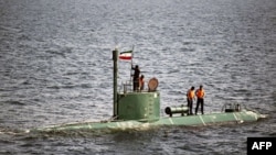 Иранская подводная лодка в Ормузском проливе
