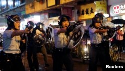 La policía dijo que las 86 personas arrestadas en Hong Kong el fin de semana tenían entre 12 y 52 años, y que eran sospechosas de delitos que incluían actos ilegales de reunión, posesión de armas ofensivas y agresión a agentes de policía.