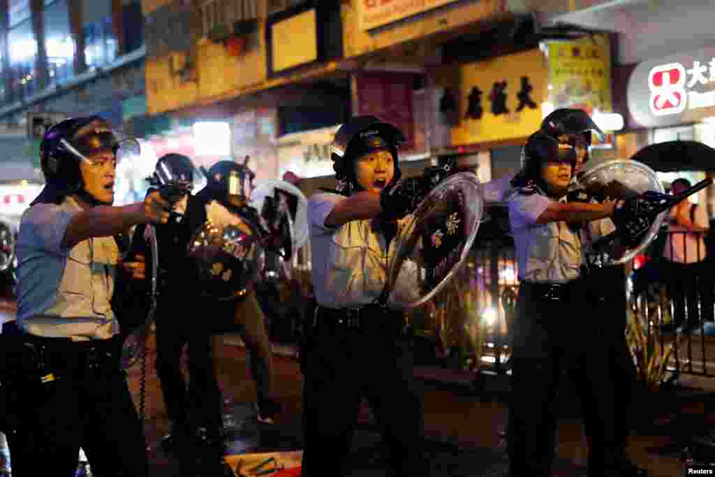 香港警察在荃湾掏枪警告抗议者。这一天有警察对抗议者鸣枪示警。(2019年8月25日)