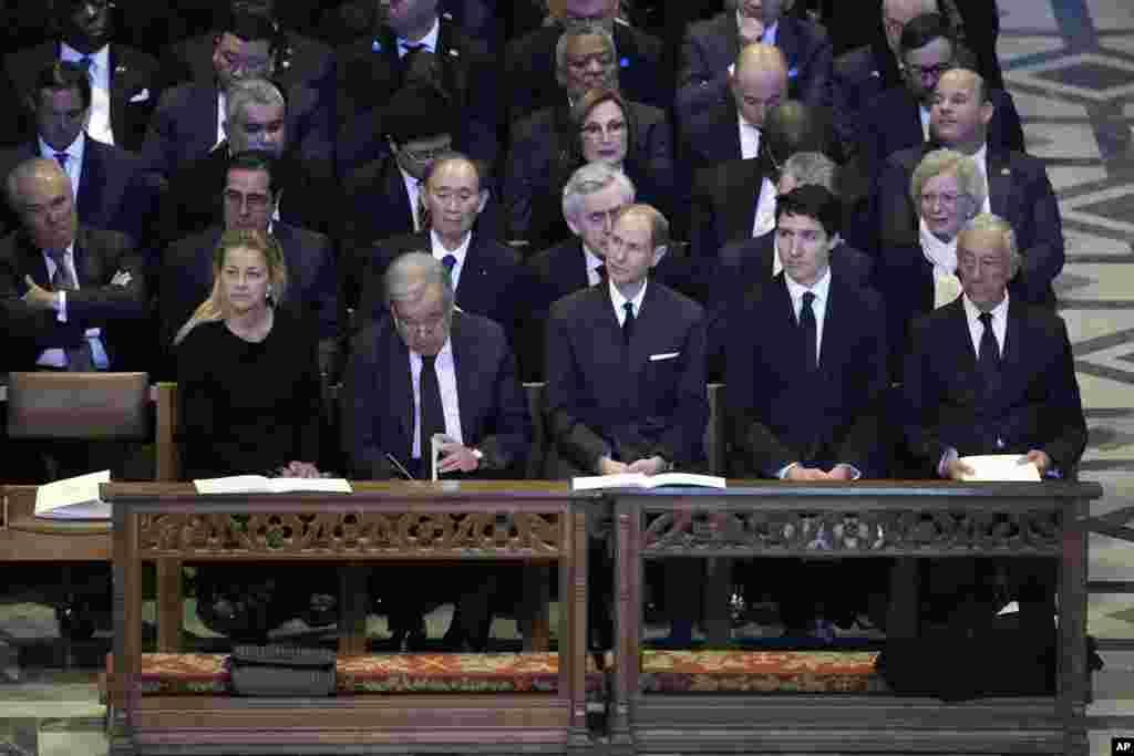 El primer ministro canadiense, Justin Trudeau, el secretario general de Naciones Unidas, Antonio Guterres, y otros dignatarios asisten al funeral de Estado del expresidente Jimmy Carter en la Catedral Nacional de Washington, el 9 de enero de 2025.